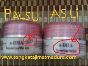 KEMASAN YANG ASLI PADA KRIM SIANG ADA TULISAN FORMULA WITH NANO TECH
